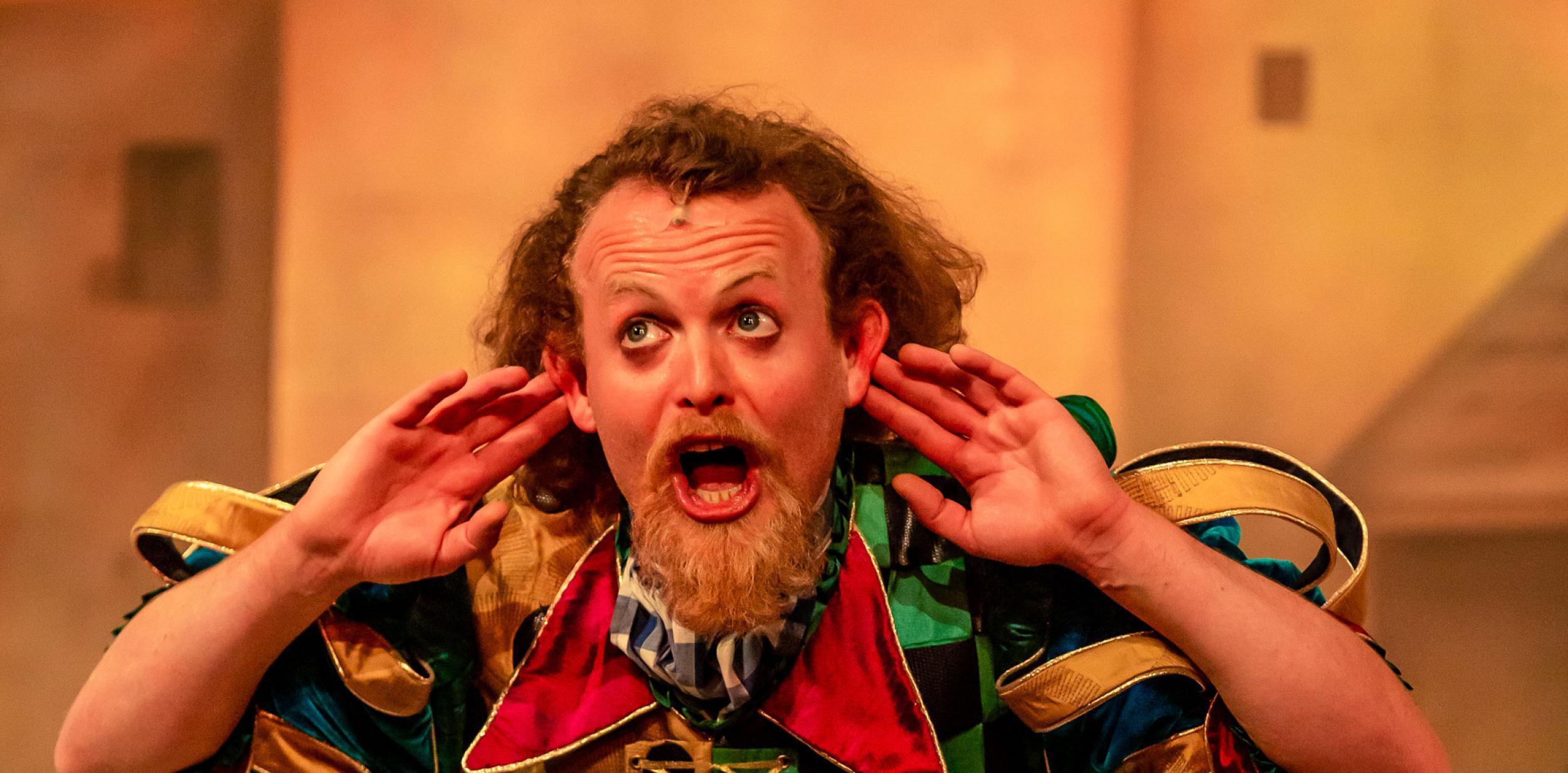 panto character holding his fingers behind his ears